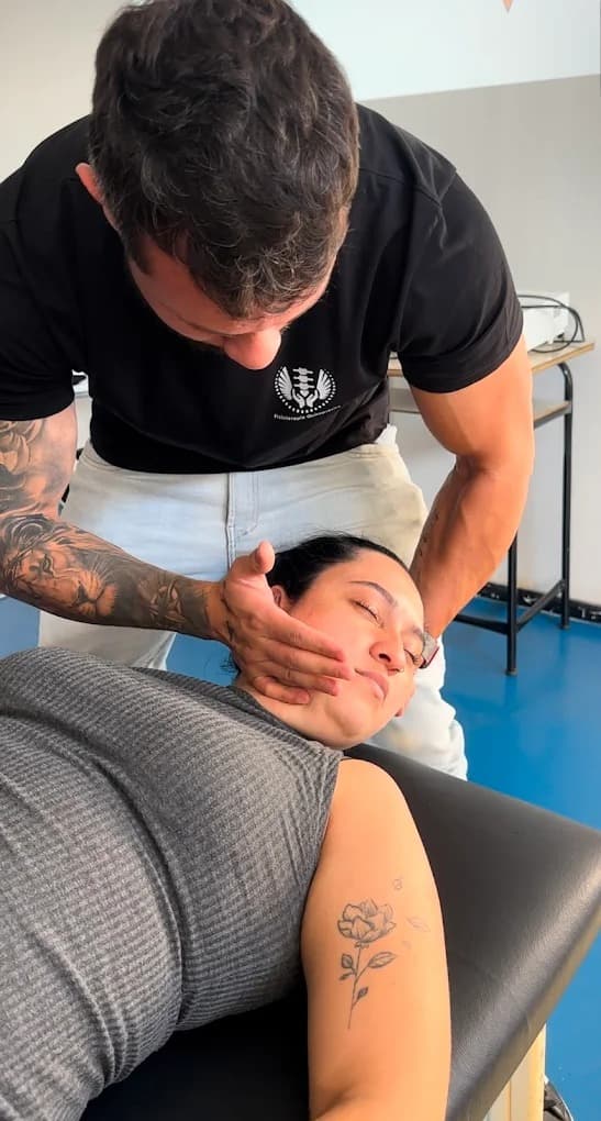 Dr. Lucas Maia realizando tratamento